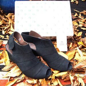 Earthies Manza Womans Black Nubuck size 9 1/2 Wedge Heel Shoes
